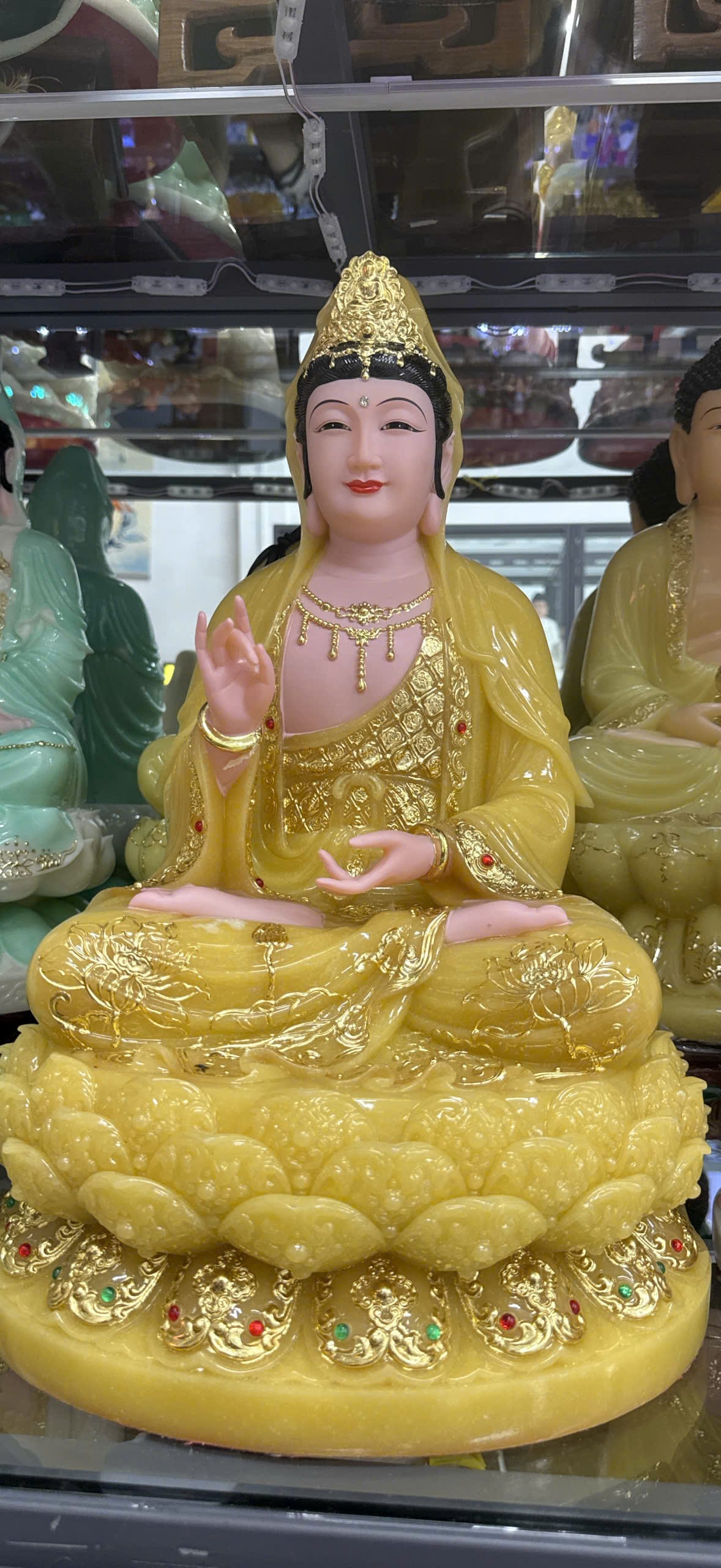 Quan Âm Y Vàng Nổi