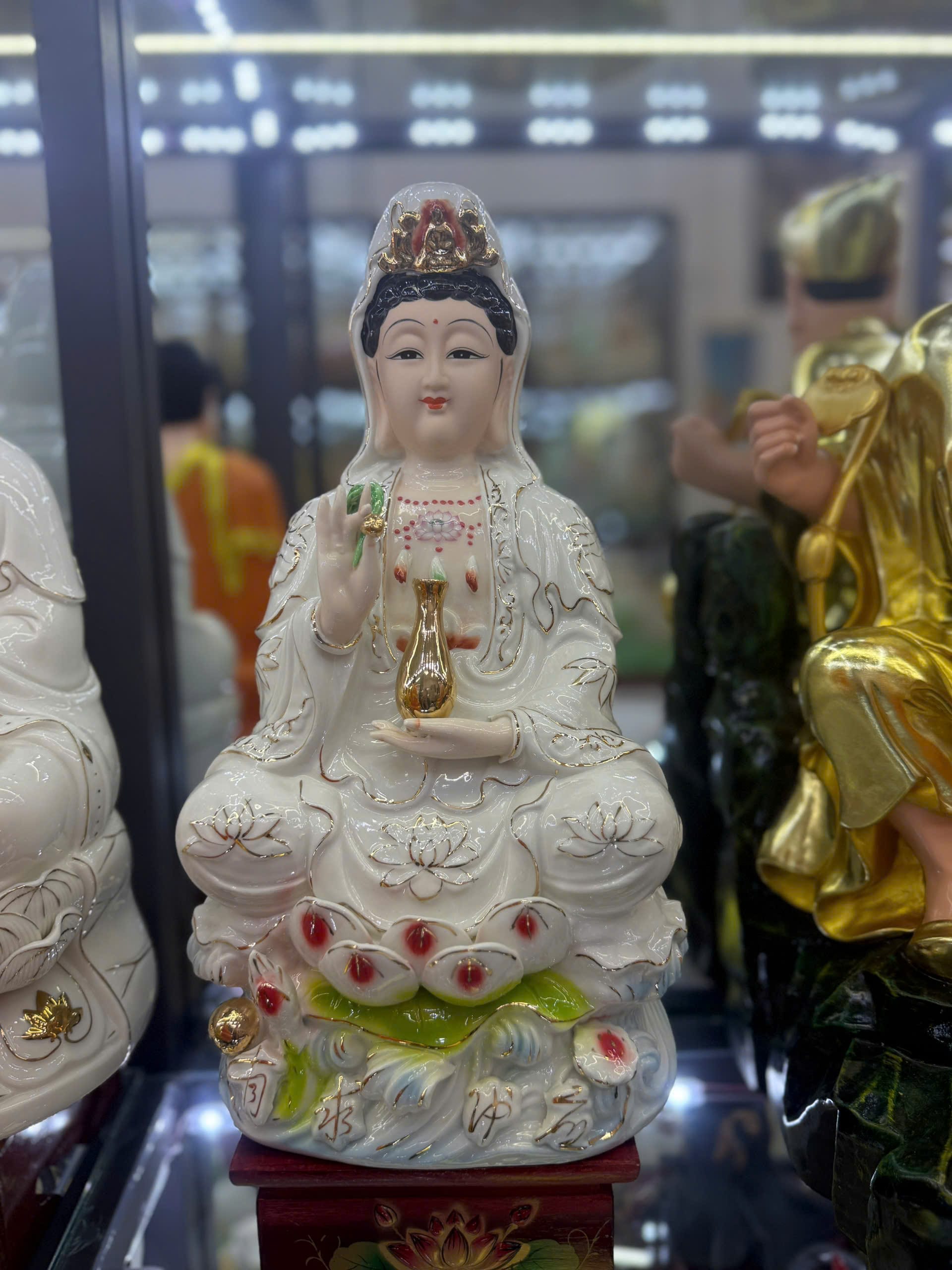 Quan Âm Sen Đỏ Men Sứ Cao Cấp