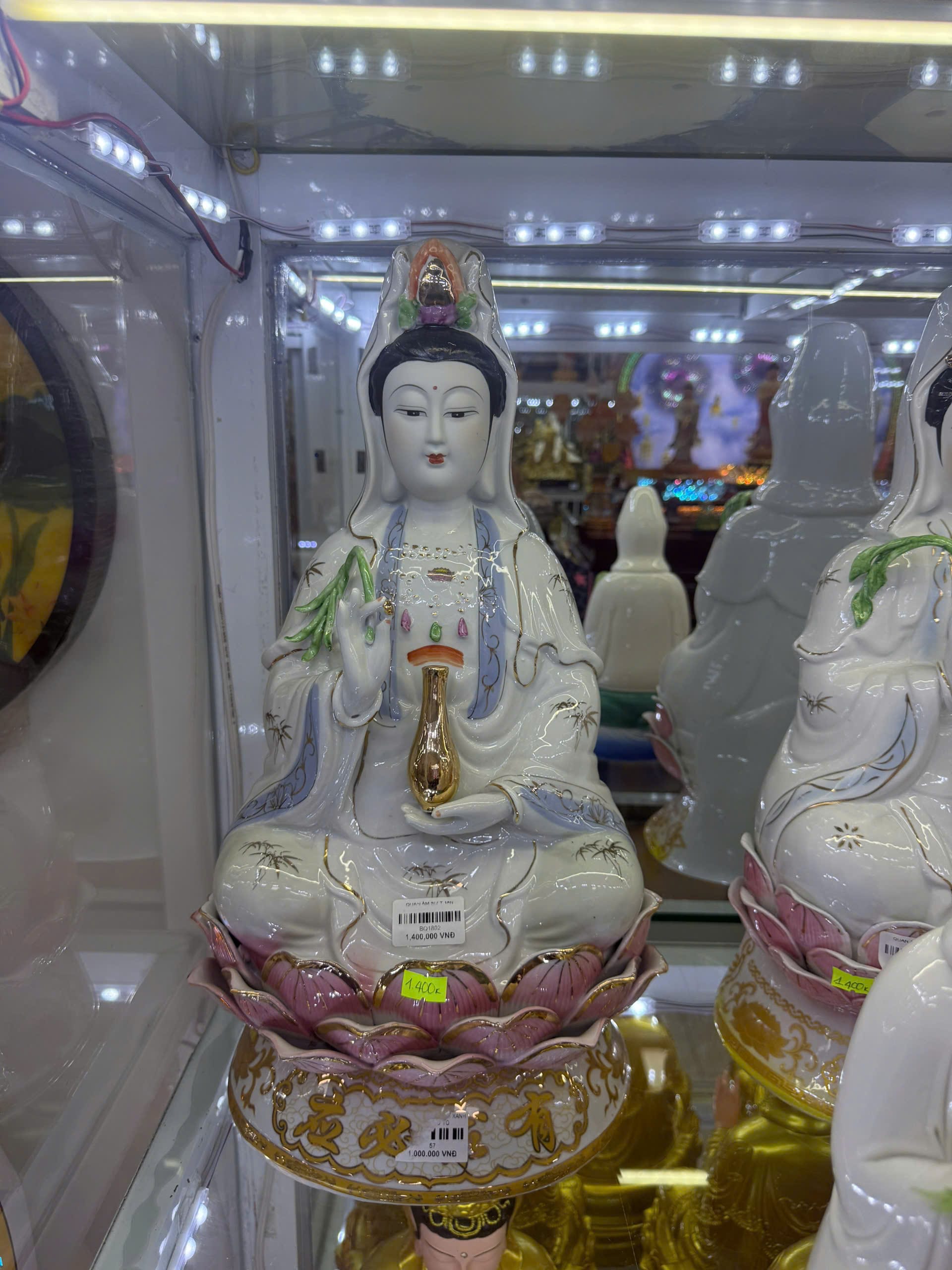 Quan Âm Gốm Sứ